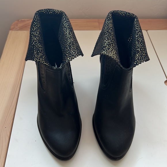 New UGG black booties with wool inside! Size 6.5 - Picture 12 of 13